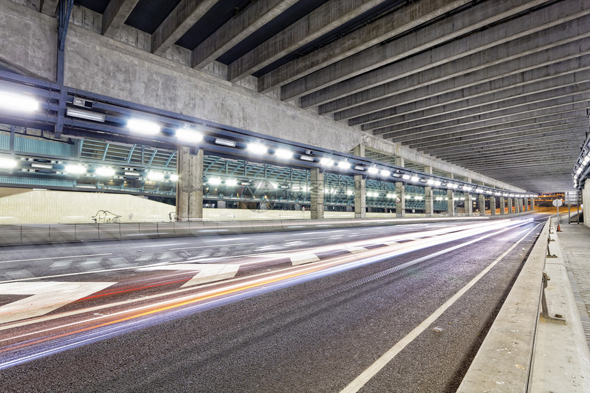 城市高速公路道路隧道的抽象速度运动 模糊莫蒂车辆痕迹驾驶蓝色交通坡度曲线技术车道运输图片