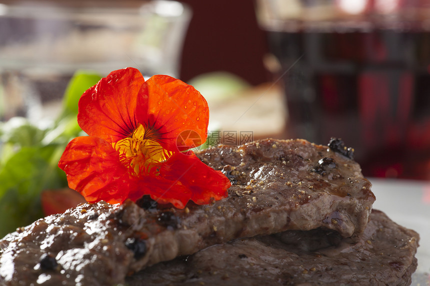 烤牛排加印度面纱花玻璃沙拉腰部猪肉红色用餐烹饪图片