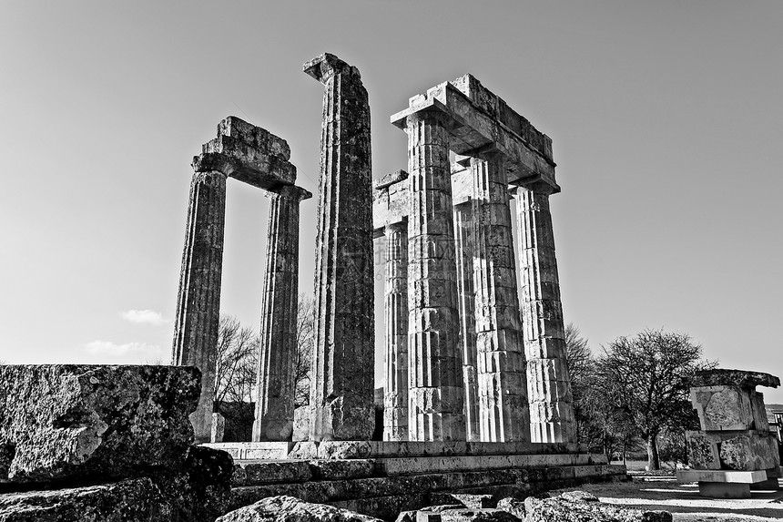 内梅亚的黑白古老宙斯寺图片