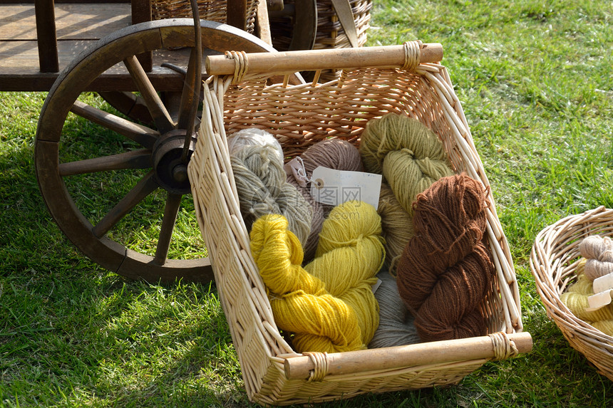 韦杰篮子中的天然羊毛柳条针织棕色工艺手工染料纤维材料手工业纺织品图片