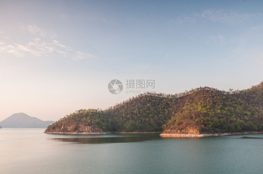 水坝反射甘露日落风景天空多云森林水库植物环境图片