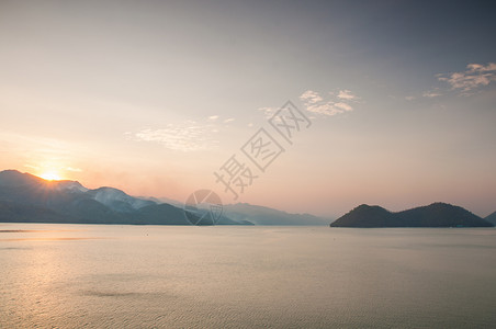 水坝岩石森林蓝色太阳环境爬坡旅行水库多云甘露高清图片