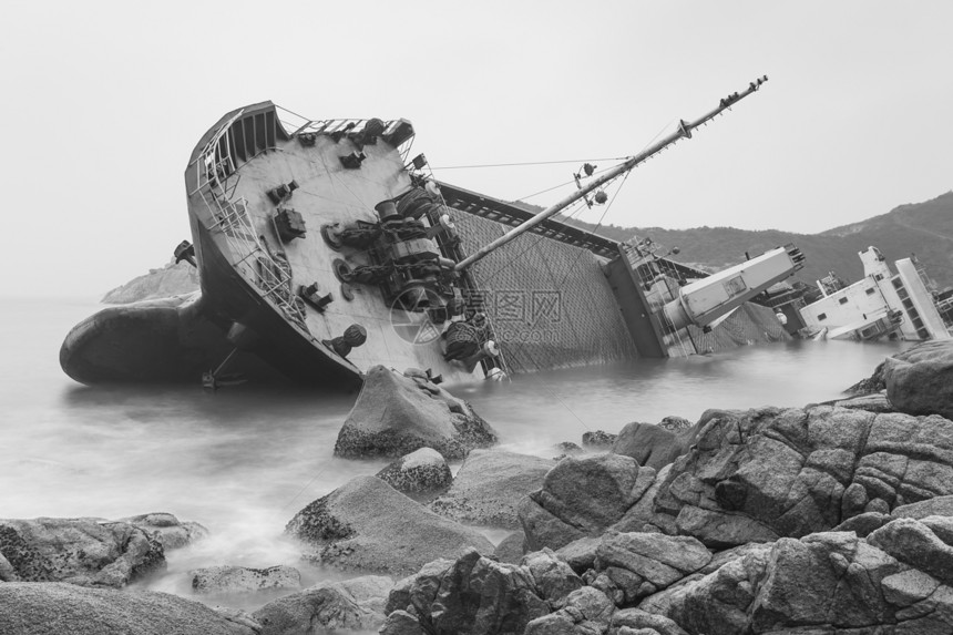 废弃船舶的黑白海景图象图片
