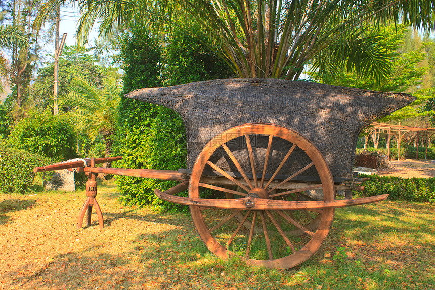 旧木板车文化运输绿色木头车辆农场历史村庄花园车轮图片