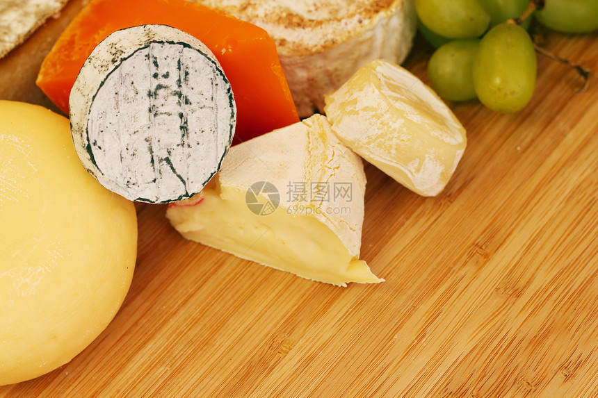 各种奶酪种类木板山羊木头牛奶干酪三角形羊乳蓝色产品奶油图片