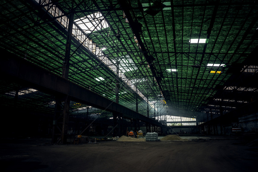 正在建造的大型工业大楼房间工厂圆顶框架窗户大厅玻璃技术地面金属图片