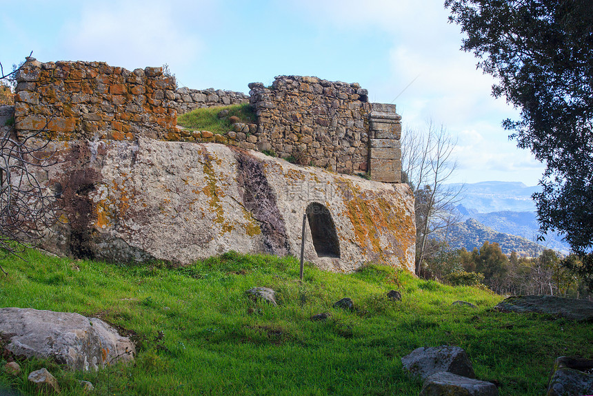 Altesina山圣玛丽亚拉蒂斯纳教堂教会农村废墟岩石植被图片