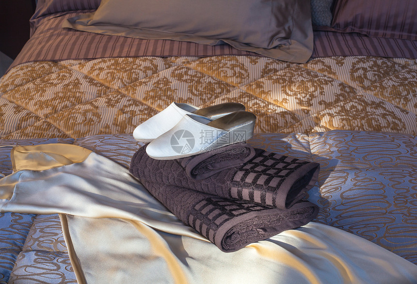 白色拖鞋款待住宅卧室汽车枕头鞋类房间地面家庭睡衣图片