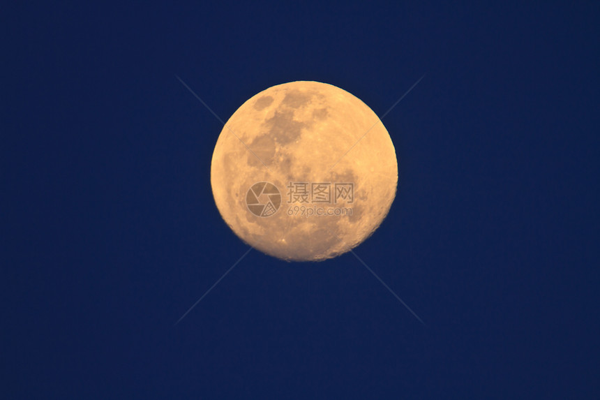满月在黑暗的天空中月光水平蓝色天文学天堂行星自由新月图片