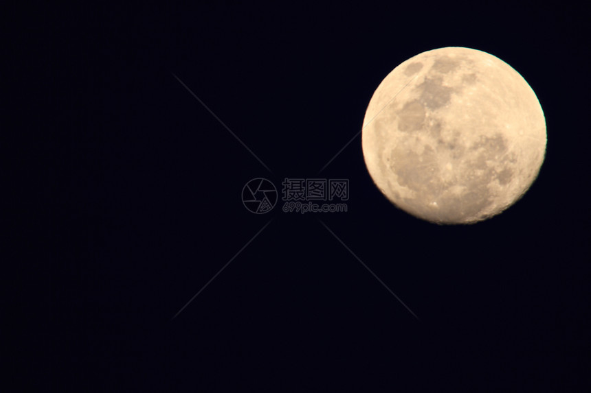 满月在黑暗的天空中水平月光天堂新月行星天文学自由蓝色图片