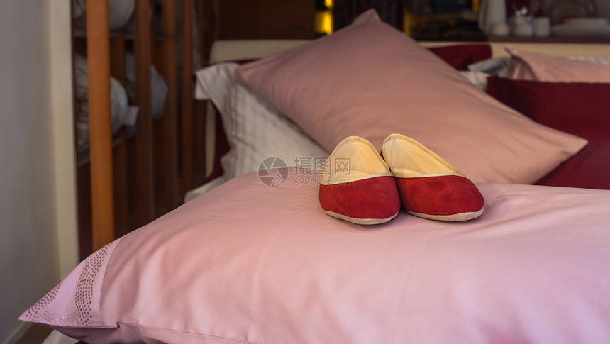 红拖鞋地面鞋类枕头入口汽车内饰寝具家庭游客房子图片