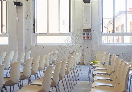白椅子会议室摊位等候塑料白色家具会议电影院座位背景图片