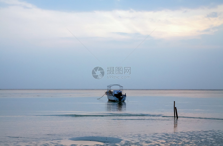 低潮蓝色天空黎明单船图片