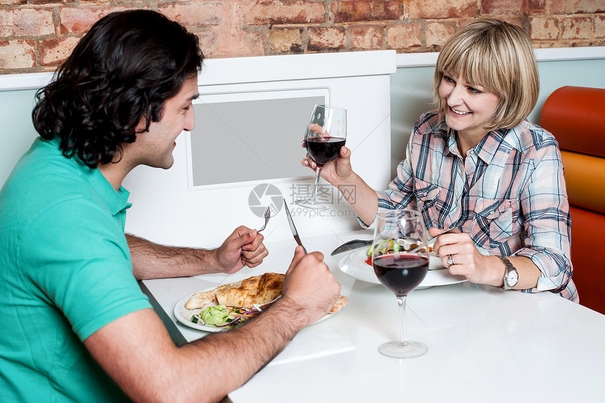 在餐厅吃晚饭的情侣桌子食物男性女性妻子丈夫冒充女士早餐夫妻图片