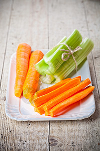 芹菜胡萝卜新鲜的青菜和胡萝卜蔬菜芹菜饮食乡村木头木板绿色白色烹饪食物背景
