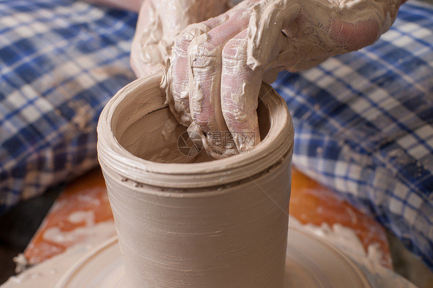 陶匠的手作坊杯子工匠模具花瓶专注黏土拇指手指手工图片
