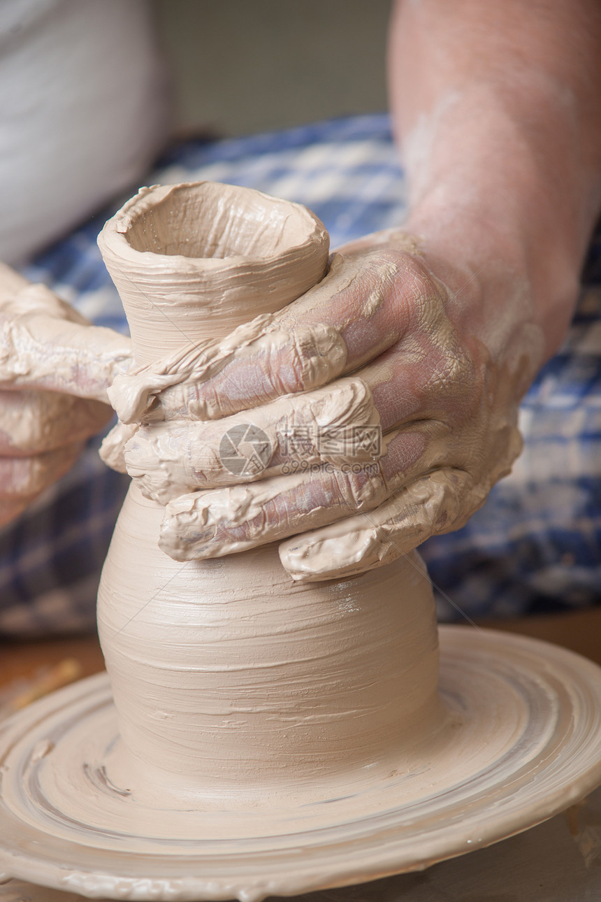 陶匠的手手指车轮女士花瓶手工工匠工艺制品黏土艺术图片