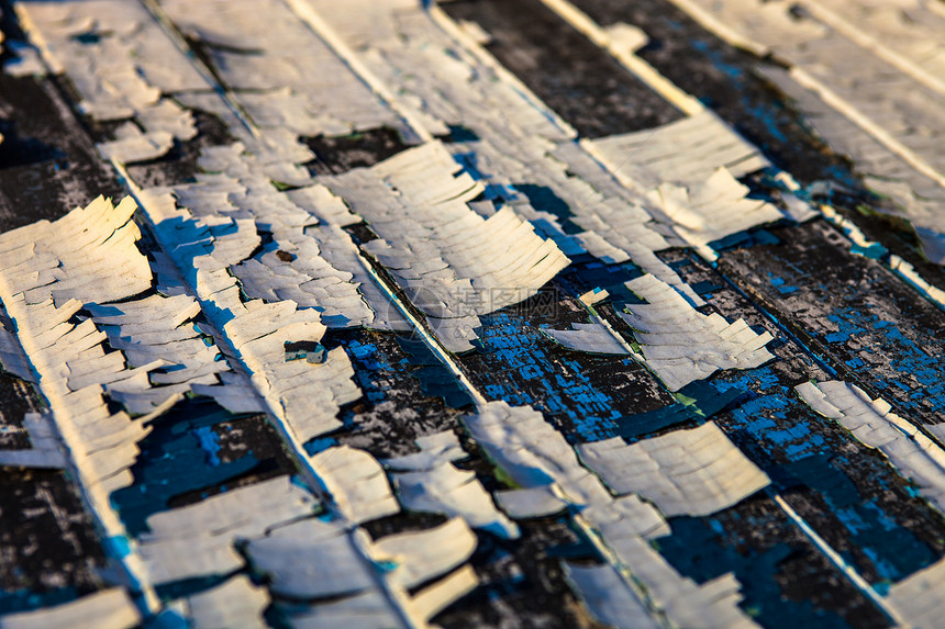 旧木板和碎裂的油漆残骸风化墙纸苦恼木材裂缝控制板材料油画地面颜料图片