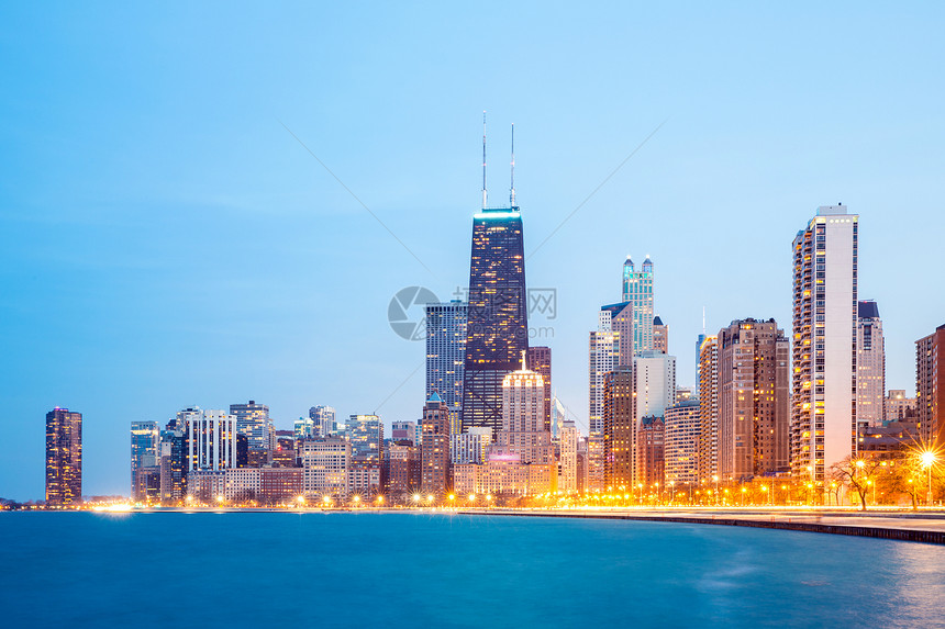 芝加哥市中心与密歇根湖建筑街道蓝色办公室日落天空目的地住宅区反射天际图片
