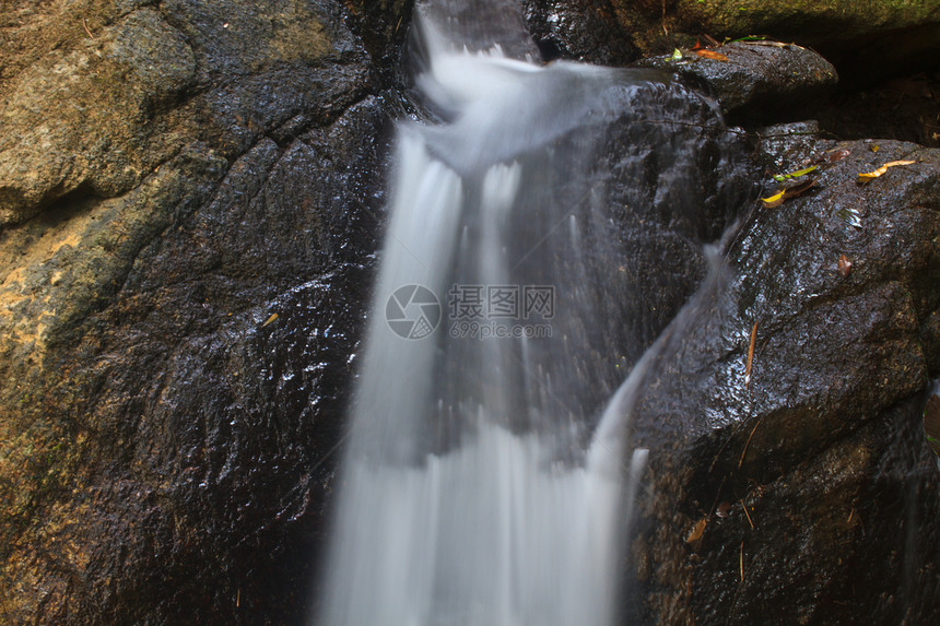 深森林自然瀑布公园蓝色季节运动天堂风景苔藓流动旅行反射图片