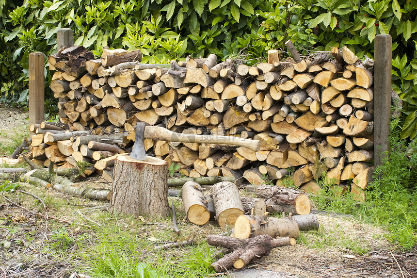 园里的木柴日志木头经济加热斧头季节木桩烧伤贮存壁炉图片