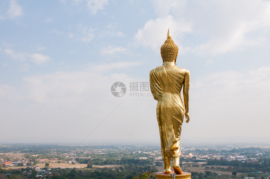 佛像站在一座山上 那高野尼的光之河宝塔历史金子艺术建筑学旅行世界遗产寺庙宗教建筑图片