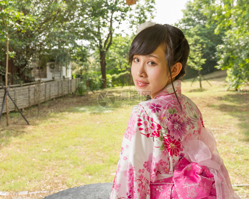 在日本花园穿和服的亚洲女人女士微笑花园传统浴衣绿色女性文化女孩图片