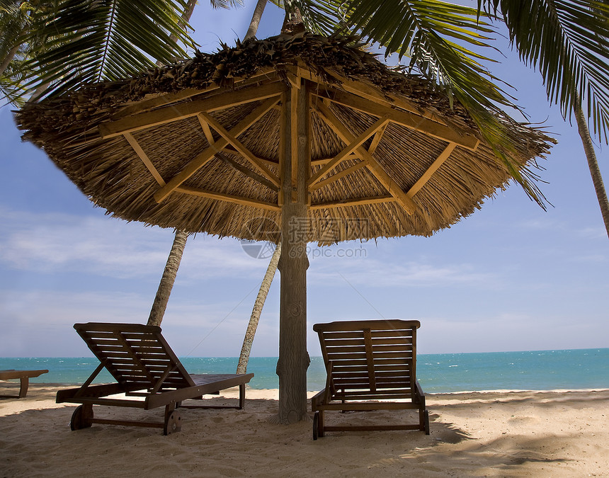 太阳日美内针对蓝海的太阳休息室和保护伞旅游假期水平阳光天空阳伞热带海洋文化目的地图片