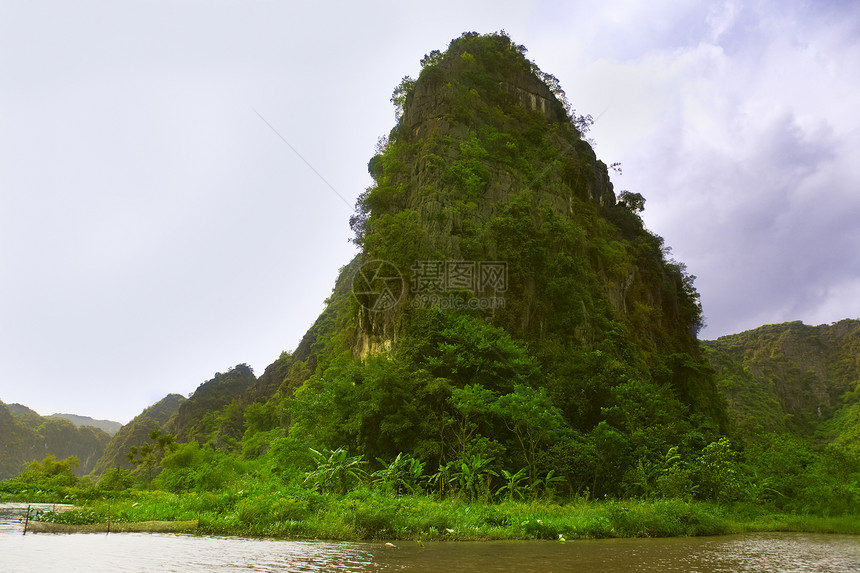 在越南宁平Tam Coc河上沿稻田旅行 Ninnh Binh血管岩石洞穴溪流岩溶场地农业农场三谷旅游图片