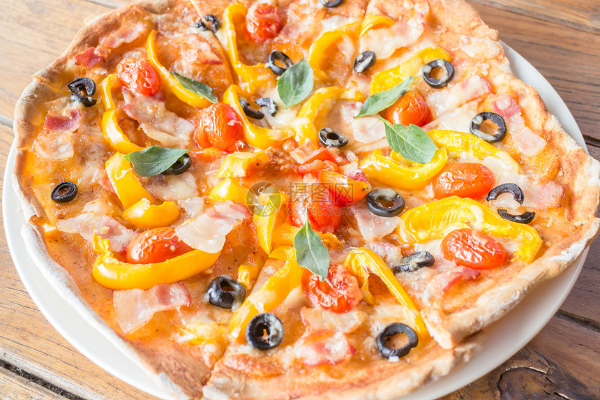 土制披萨 配有新鲜番茄橄榄和奶酪图片