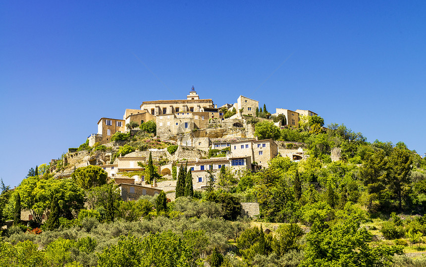 中中世纪村教会城市蓝色山顶旅游城堡全景乡村石头村庄图片