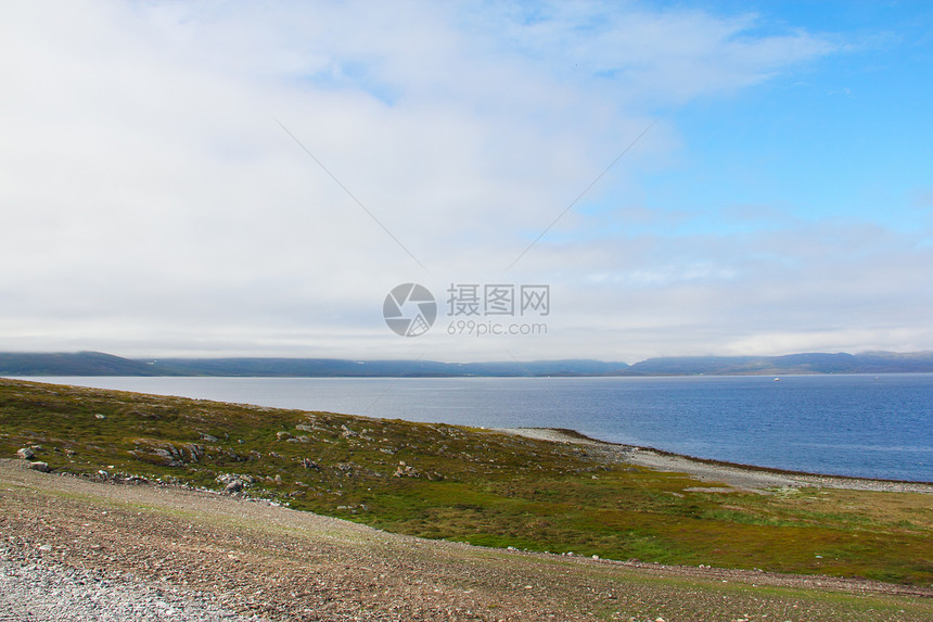 挪威的Fjord旅游风景苔藓森林苔原生态蓝色场景岩石阳光图片