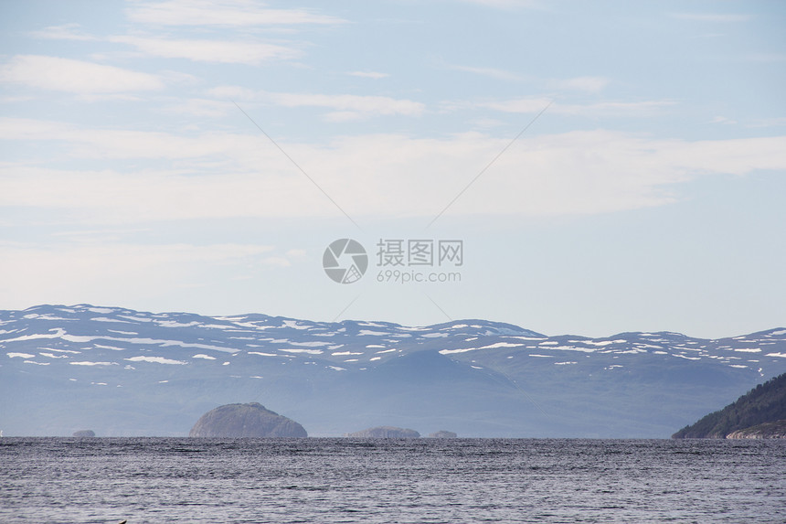 海洋和山山晴天勇气地平线石头坡度薪水男人岩石天空峡湾图片