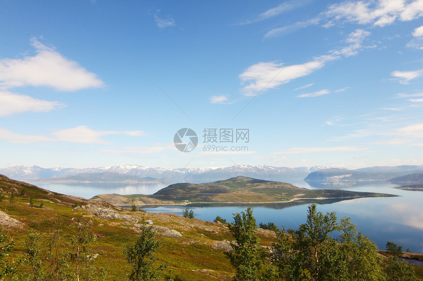 挪威北部地貌景观岩石山脉风景海洋旅行天空海岸石头蓝色山峰图片