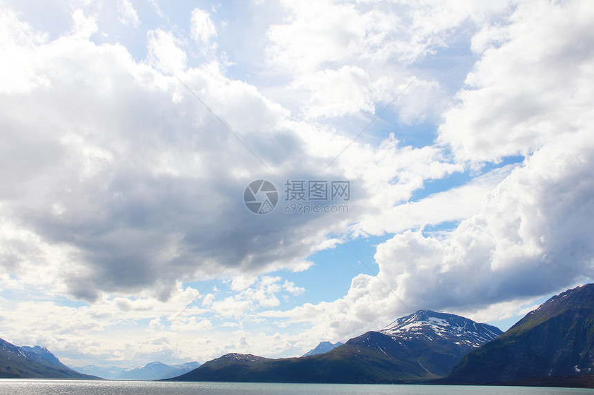 北极山脉和峡湾蓝色苔原海岸旅游晴天岩石旅行顶峰海洋全景图片