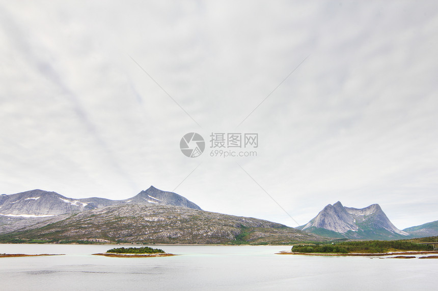 北极山脉和峡湾石头苔原风景岩石爬坡蓝色天空晴天旅行海岸图片