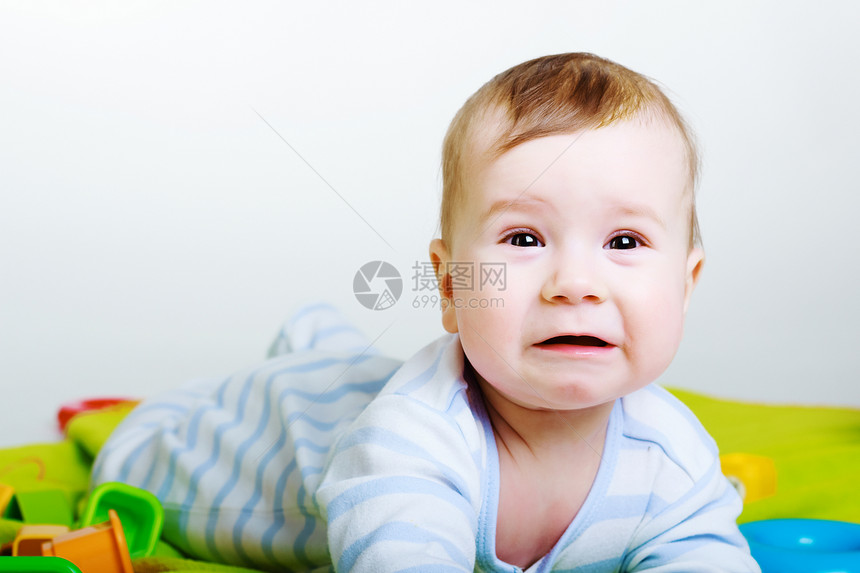 带玩具的小婴儿男孩哭泣图片
