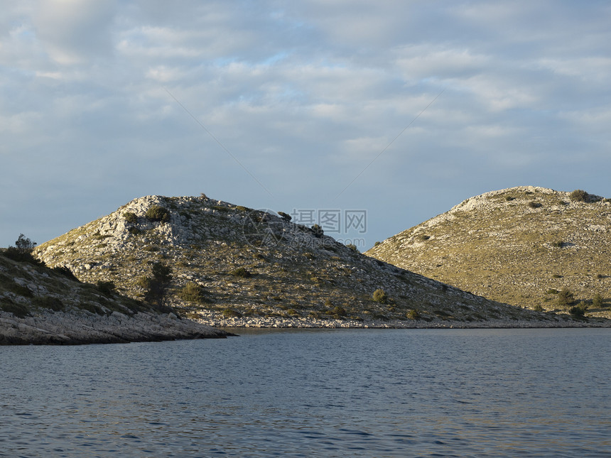 岛屿海岸叶子群岛岩石石灰石石头天空支撑植被沉积图片