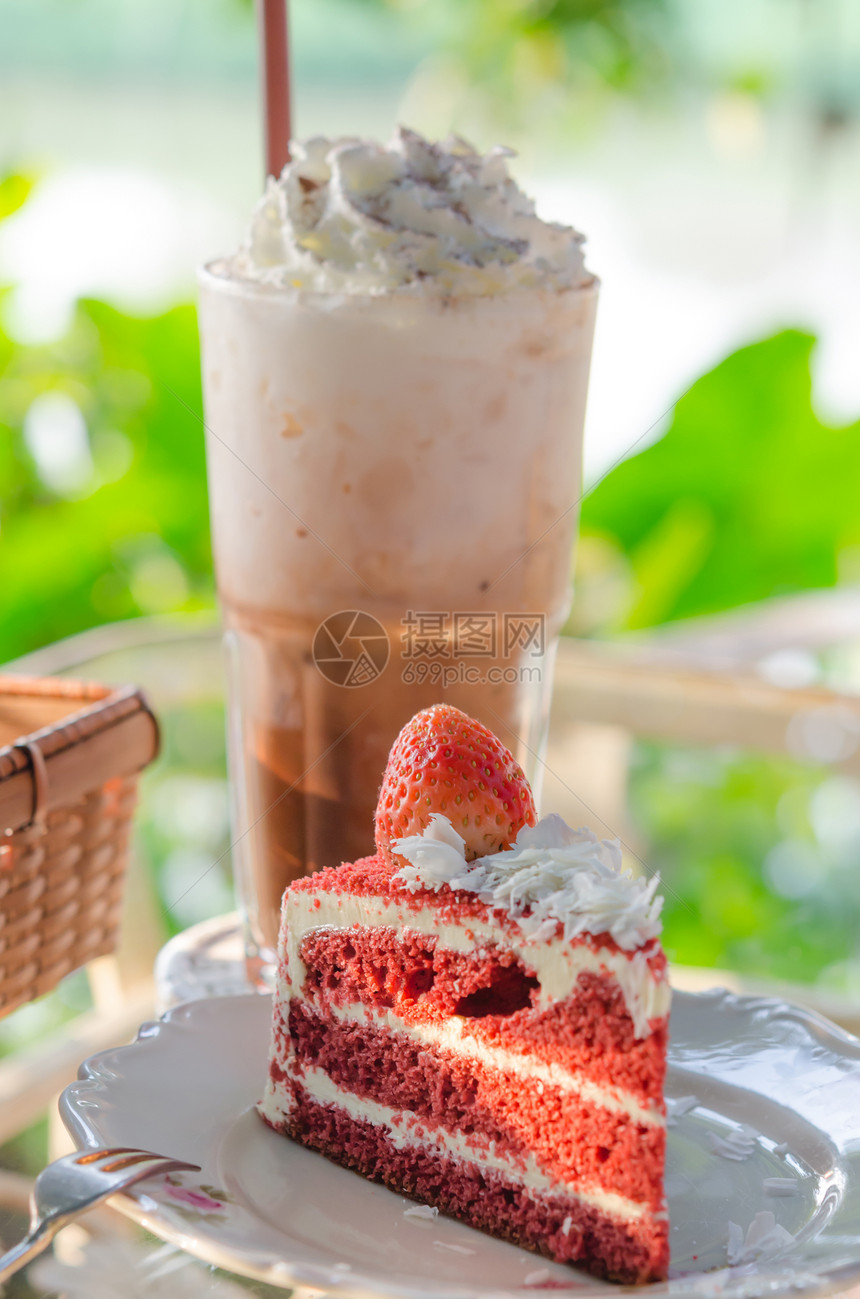 蛋糕和咖啡奶油水果红色美食甜点食物糕点白色盘子图片