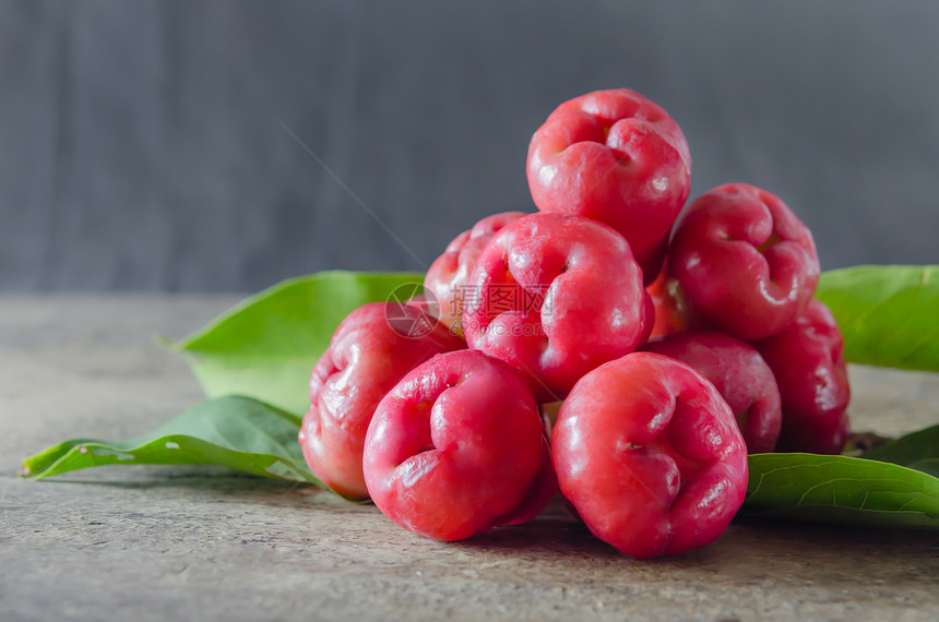 玫瑰苹果热带食物团体红色绿色营养粉色叶子水果图片