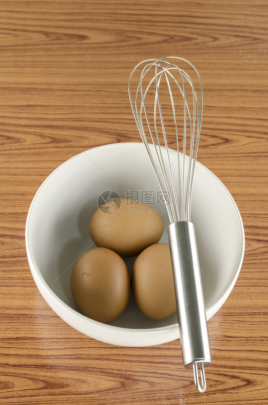 白碗里的胡须和鸡蛋打蛋器金属美食工具烹饪棕色食物搅拌奶油厨房图片