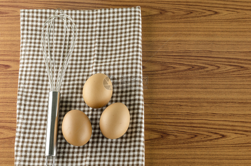 鸡蛋和棕色厨房毛巾食物营养奶油搅拌打蛋器鞭打金属工具用具烹饪图片