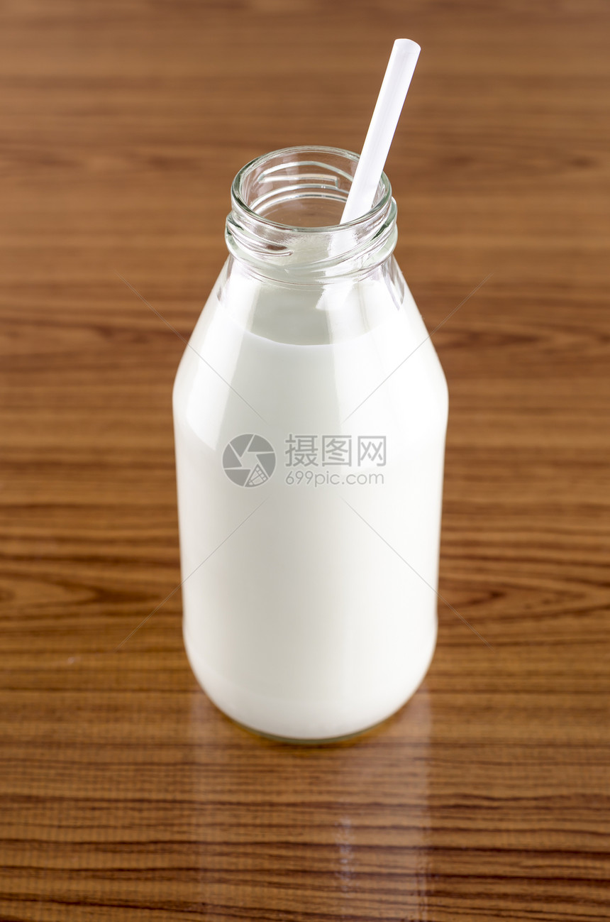 瓶子里装牛奶的麦草饮食小吃农场奶工奶制品送货生活玻璃食物活力图片
