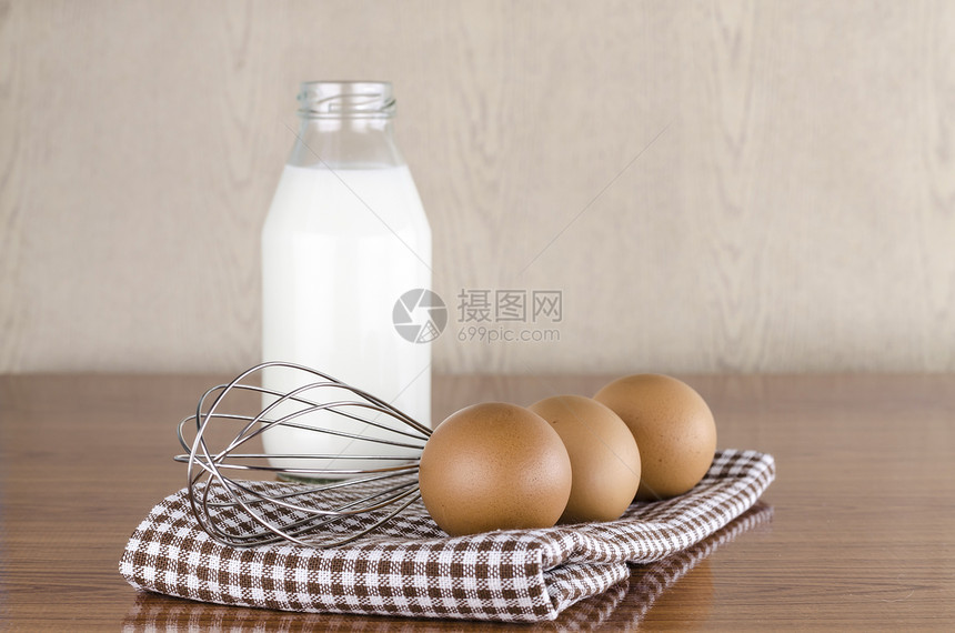 鸡蛋和牛奶烹饪白色金属食物小麦沙拉产品面粉黑色水果图片