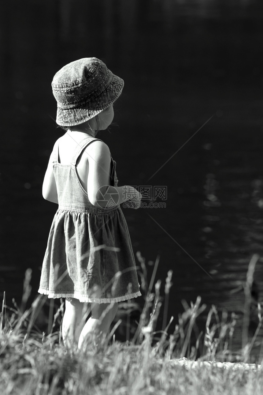 在湖边散步监督童年绿色牛仔裤池塘兴趣太阳裙鸭子孩子帽子图片