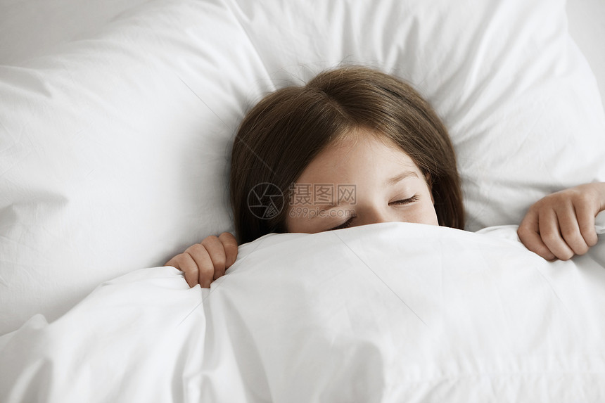 睡在床上的小女孩 盖着被子 拉起头来脸朝上拉近高角度视角图片