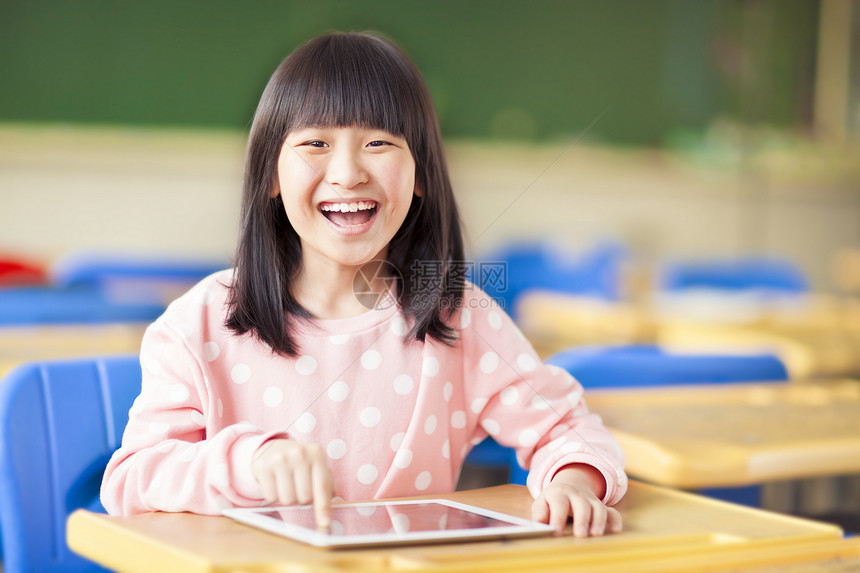 快乐的小女孩使用平板或ipad图片