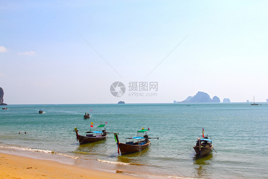 海滩和船只悬崖尾巴热带旅游蓝色岩石天空运输冒险天堂图片