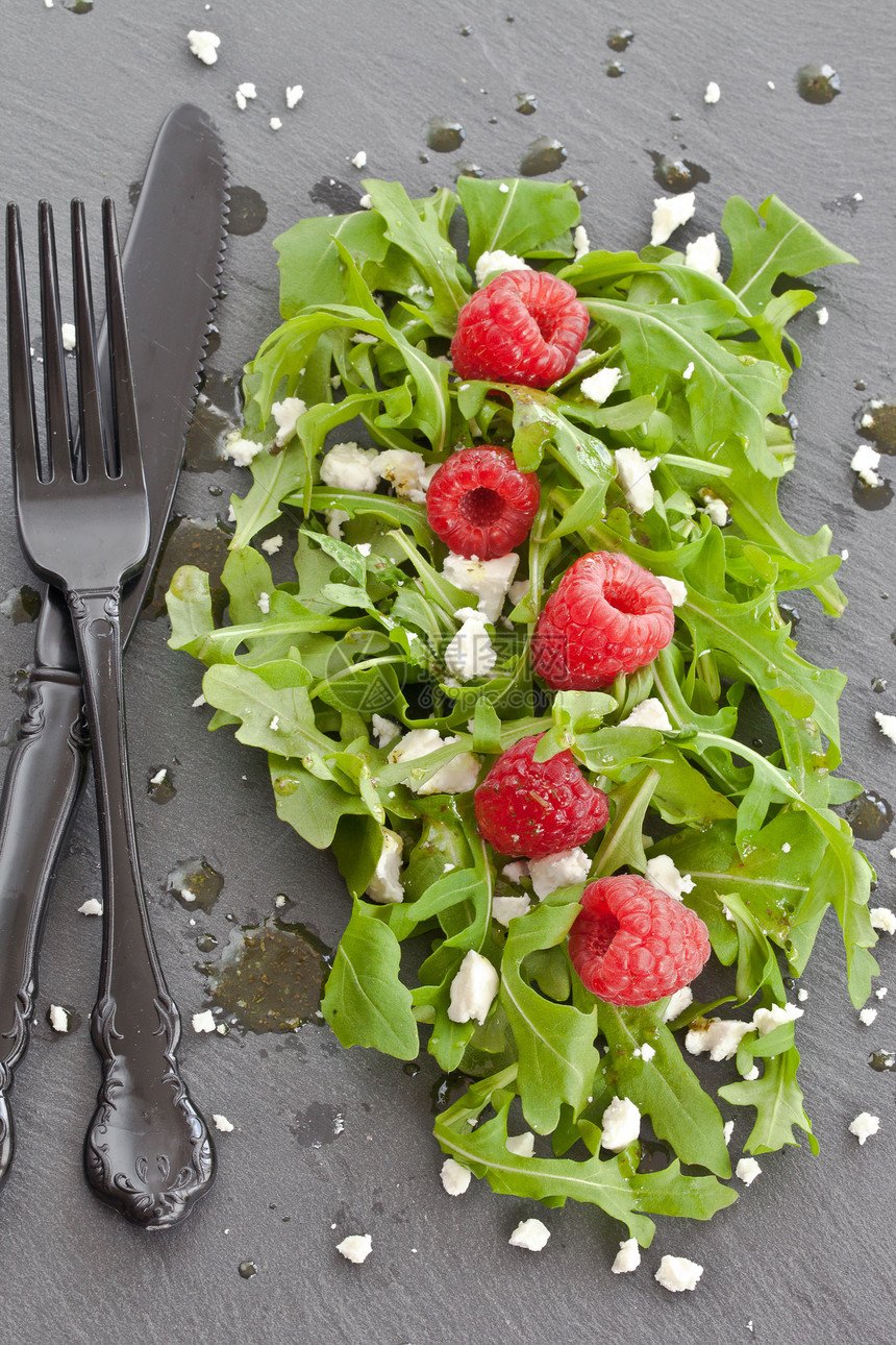 以feta和raspandre草莓为蓝宝石果味刀具起动机石板沙拉黑色青菜红色食物敷料图片