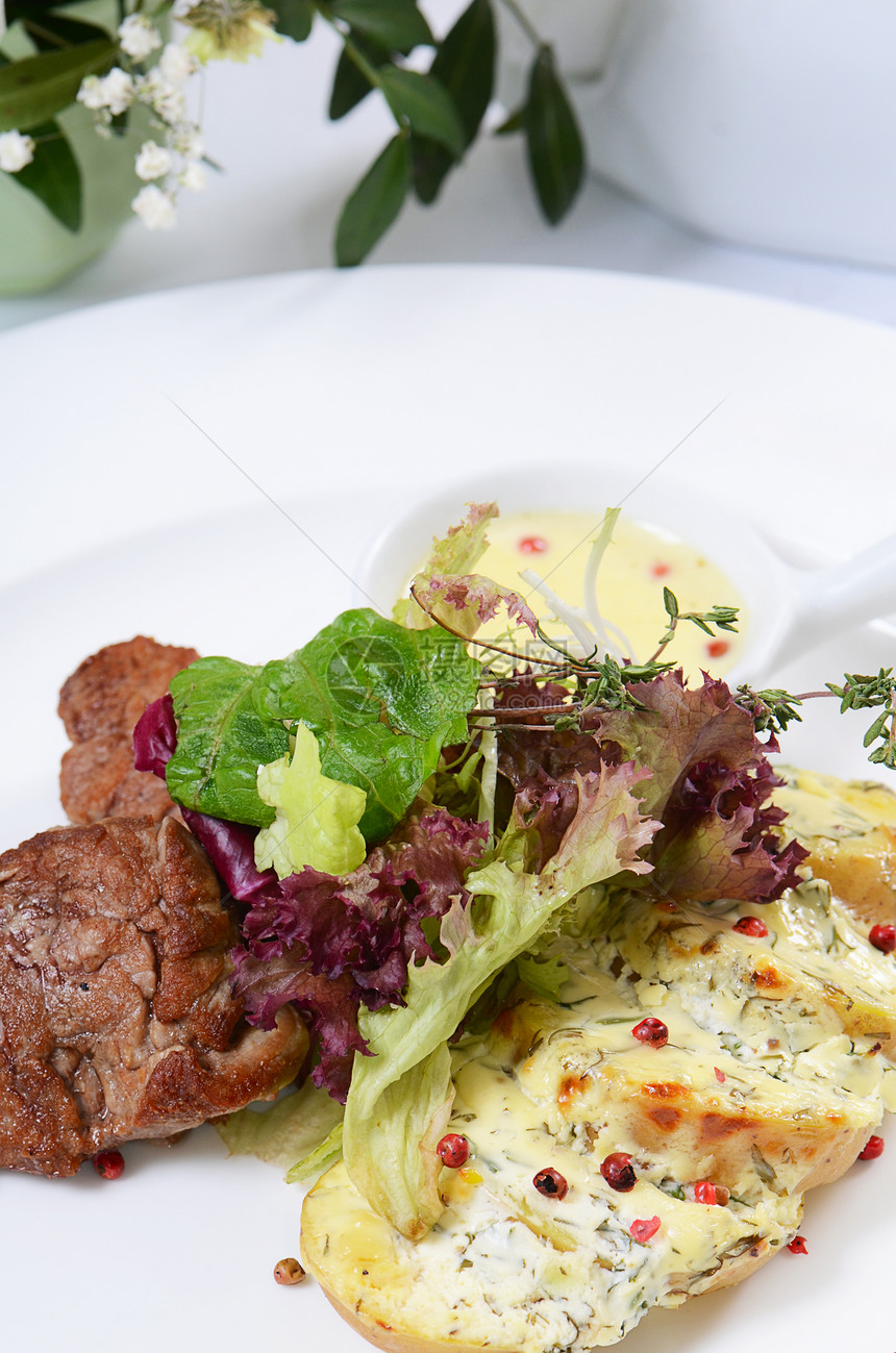 土豆和辣椒奶油酱中的肉食物油炸蔬菜牛扒午餐宏观白色餐厅奖章美食图片